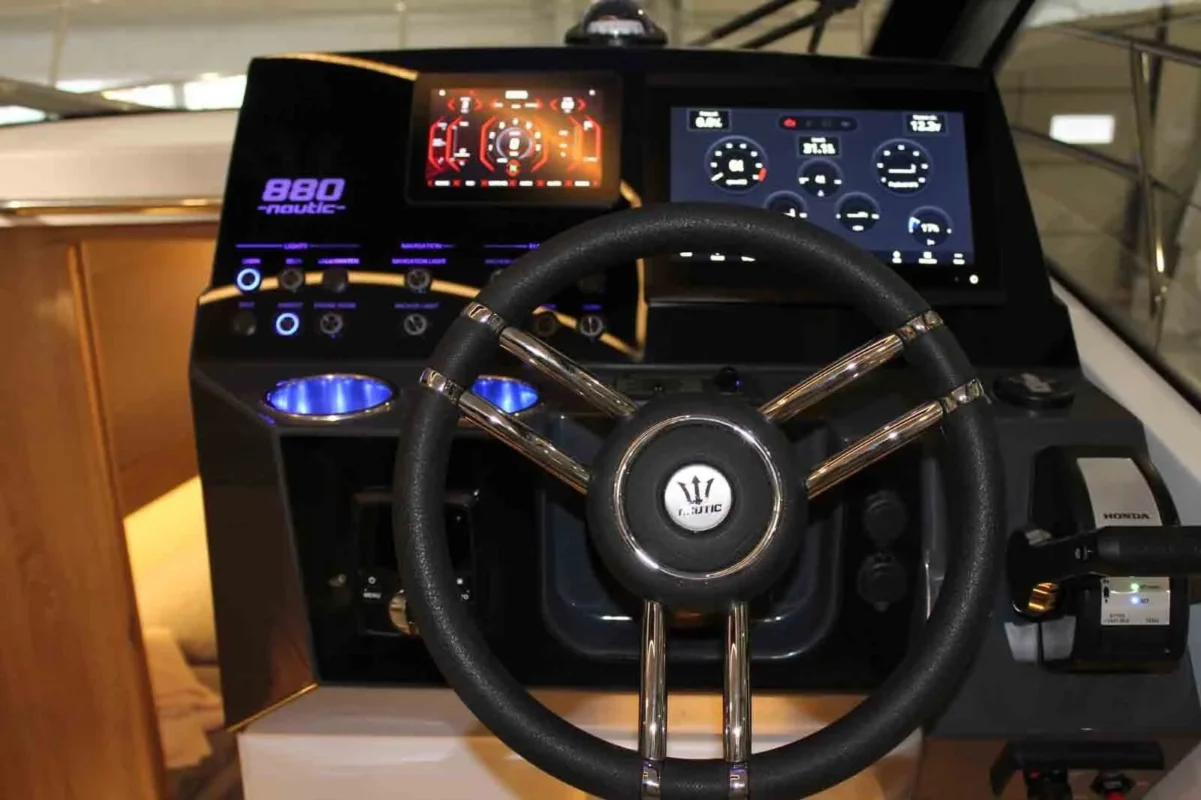 Nautic Yachts 880 Weekender poste de barre et instrumentation