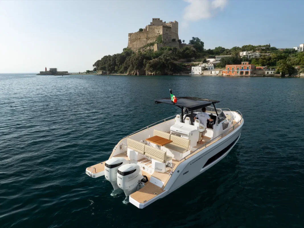Salpa Avantgarde 35 2026 trois quarts poupe, cockpit