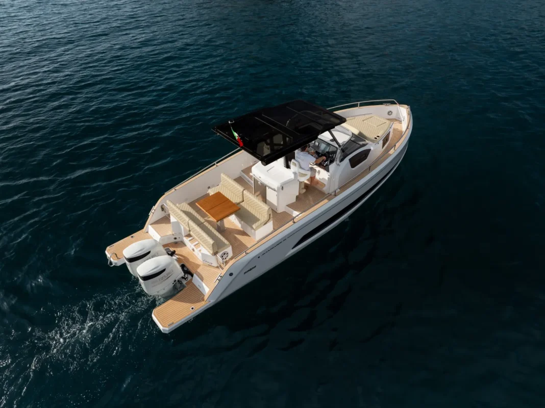 Salpa Avantgarde 35 2026 trois quarts aérien, cockpit et bains de soleil