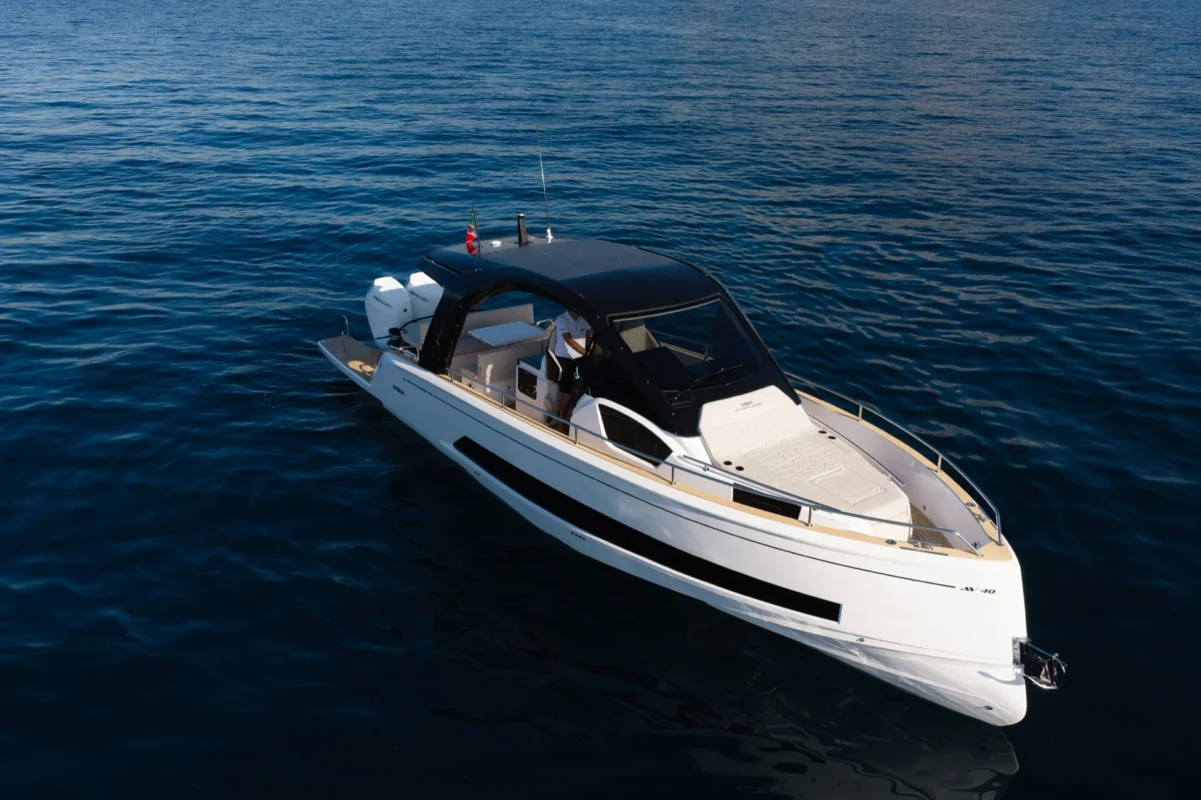 Salpa Avantgarde 40 2026 cockpit et hard top vus du ciel