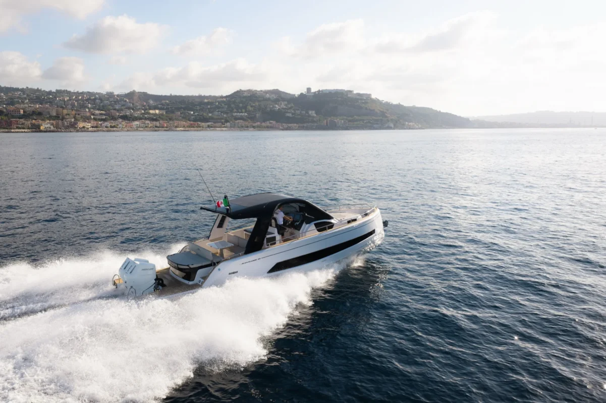 Salpa Avantgarde 40 2026 en navigation, profil tribord