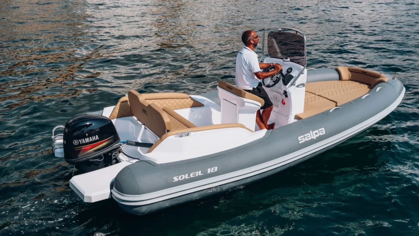 Salpa Soleil 18 2026 de profil sur l'eau