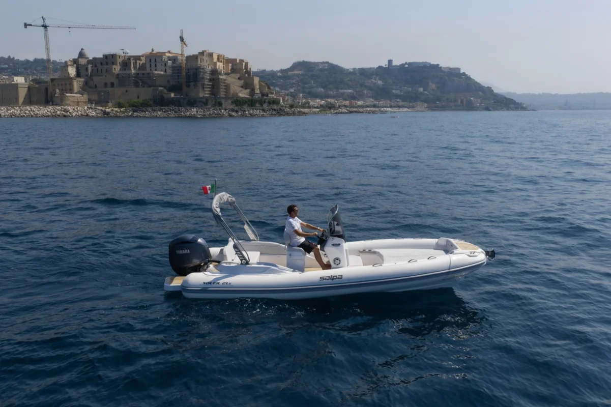 Salpa Soleil 21.5 2026 de profil sur l'eau