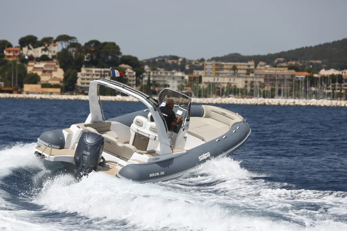 Salpa Soleil 26 2026 de profil sur l'eau