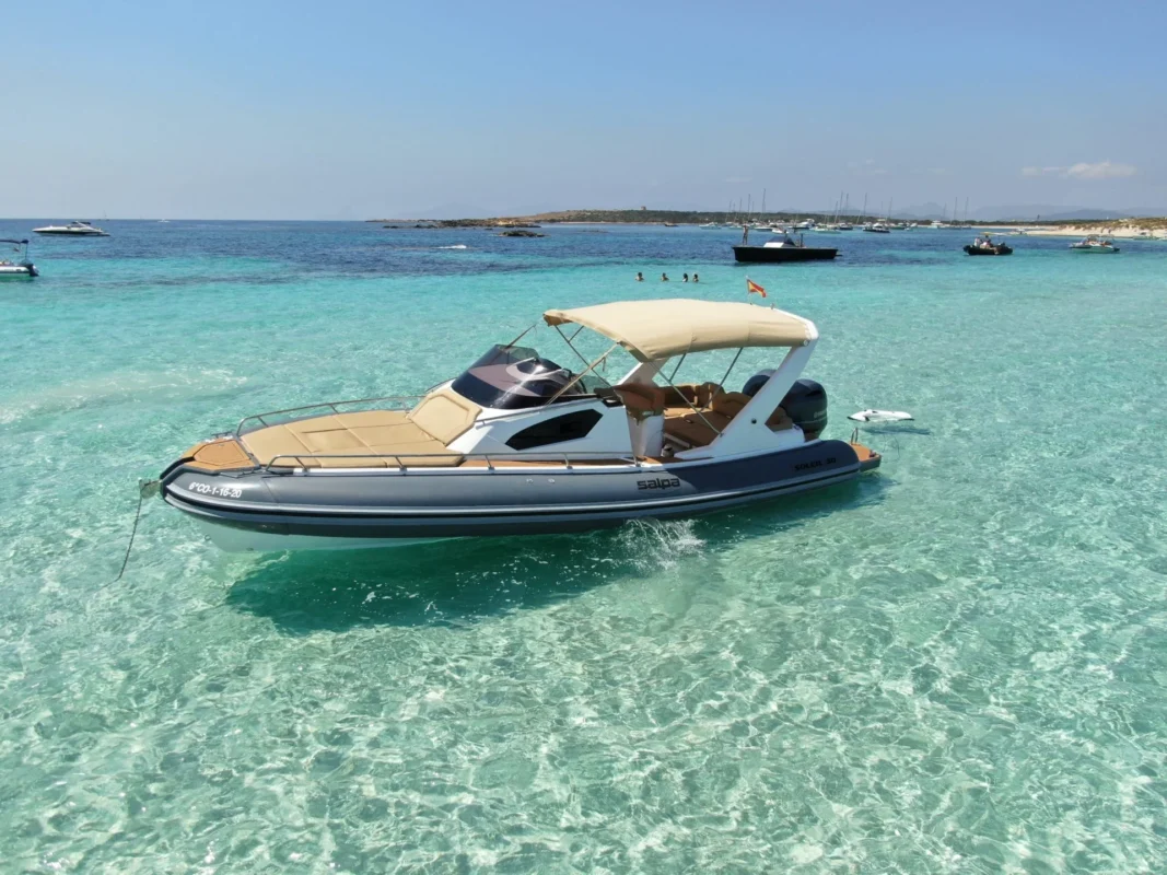 Salpa Soleil 30 2026 de profil sur l'eau