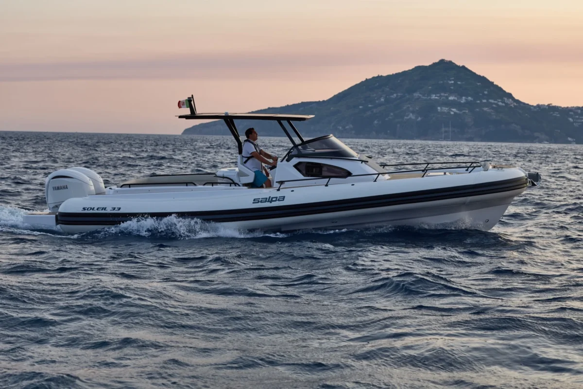 Salpa Soleil 33 2026 en navigation au coucher du soleil