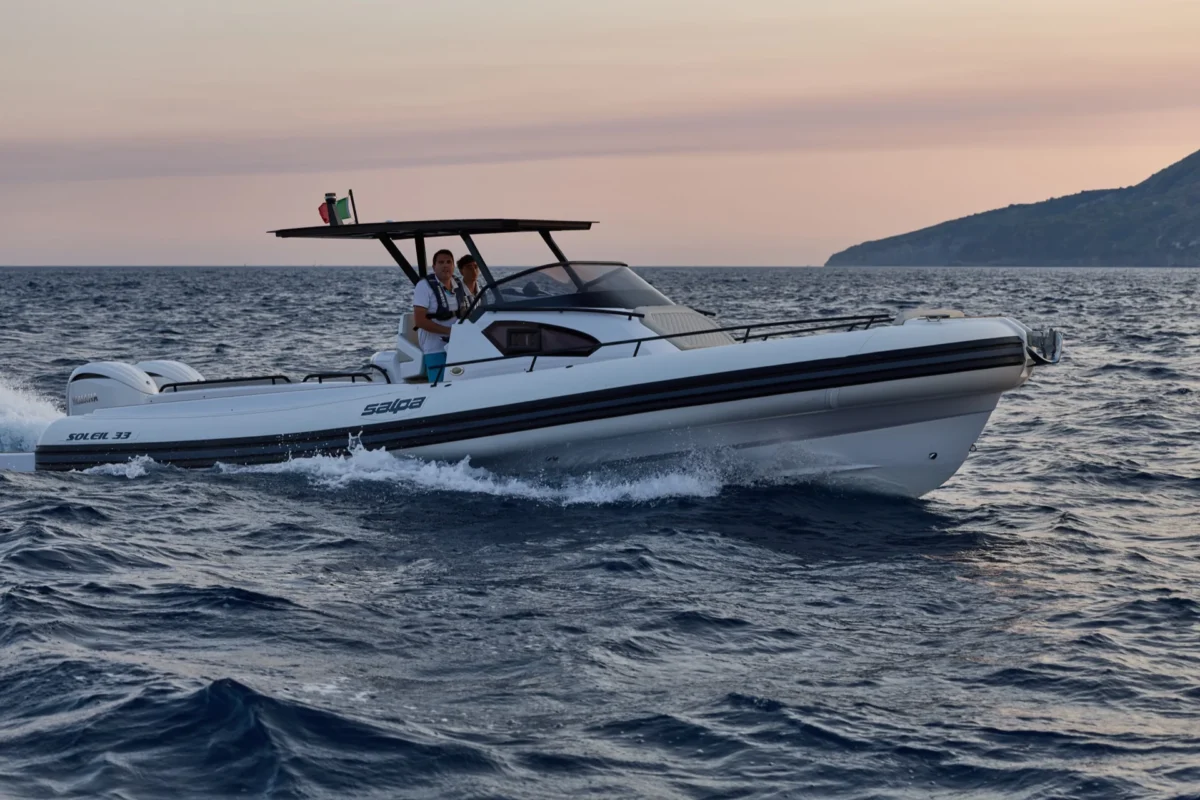 Salpa Soleil 33 2026 en navigation, profil tribord