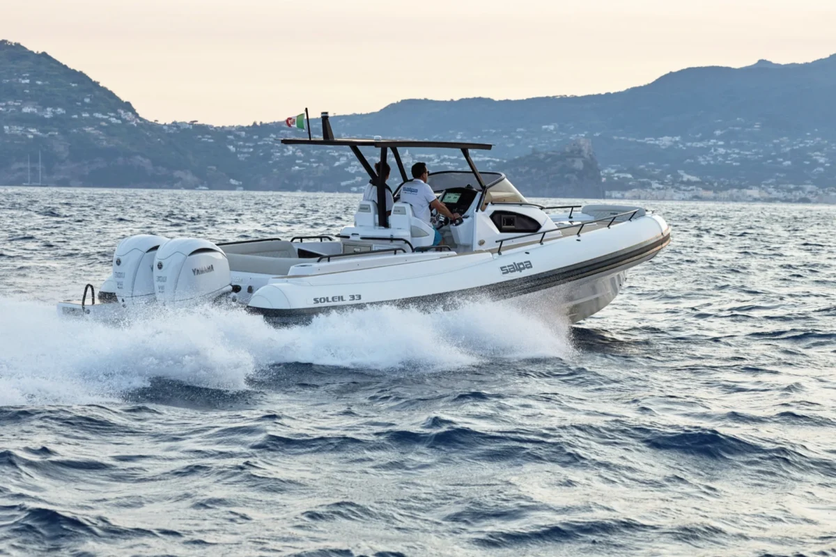 Salpa Soleil 33 2026 en navigation, vue de trois quarts