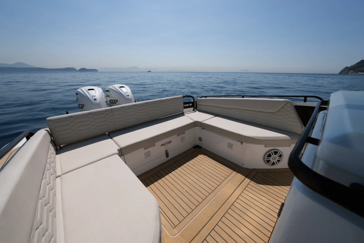 Salpa Soleil 40 2026 cockpit et banquettes