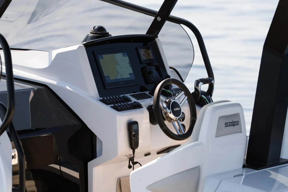 Salpa Soleil 40 2026 poste de pilotage et traceur Garmin