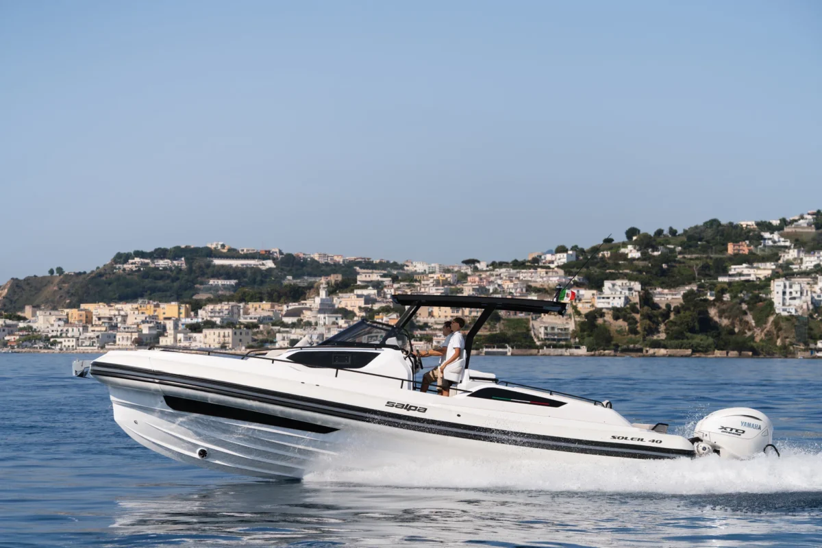 Salpa Soleil 40 2026 de profil en navigation