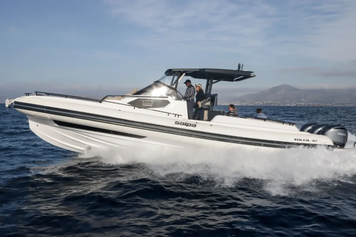 Salpa Soleil 42 2026 de profil en navigation