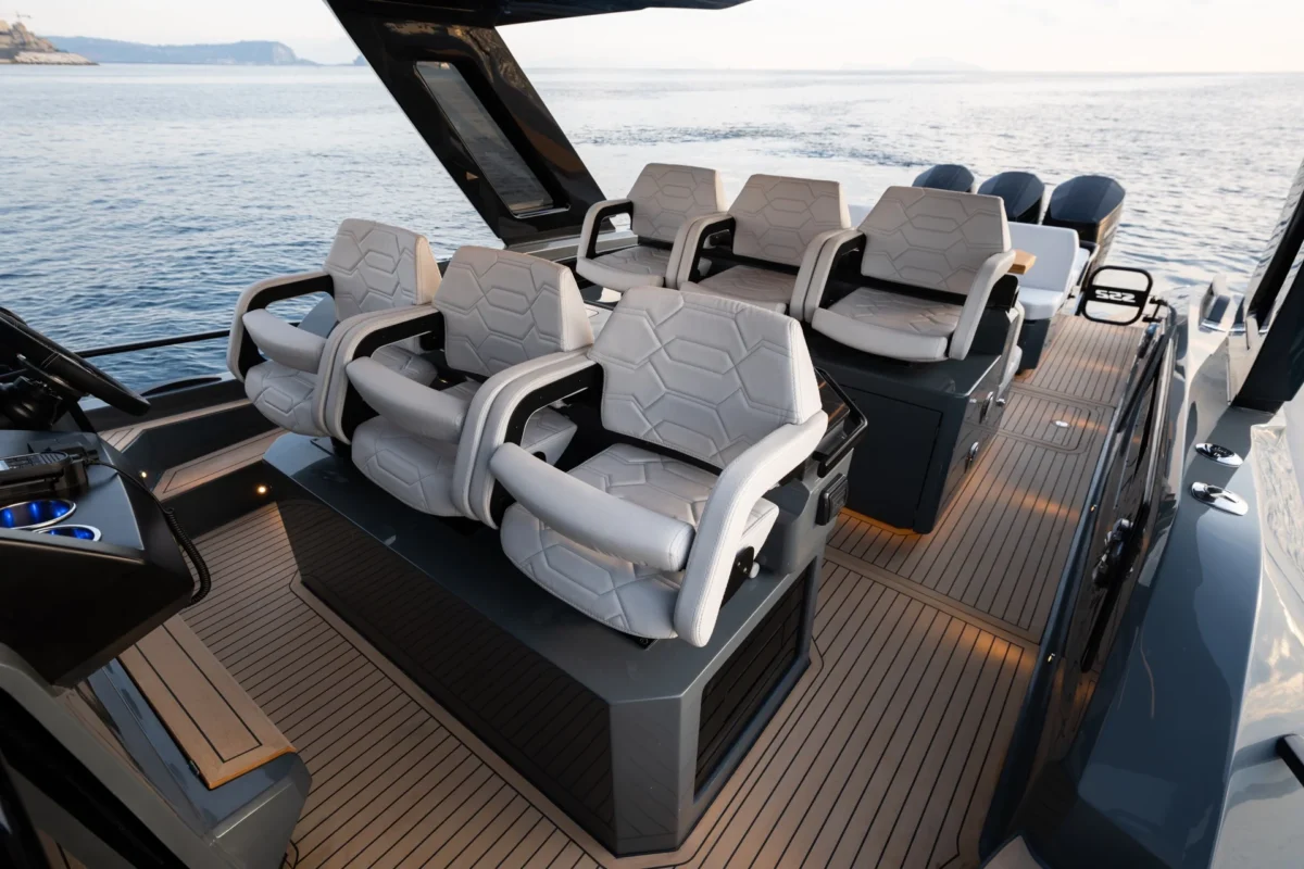 Salpa Soleil 52 2025 cockpit arrière, assises et bain de soleil en teck