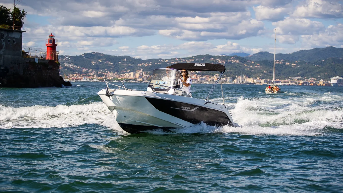 Salpa Sunsix 2026 cockpit et poste de pilotage