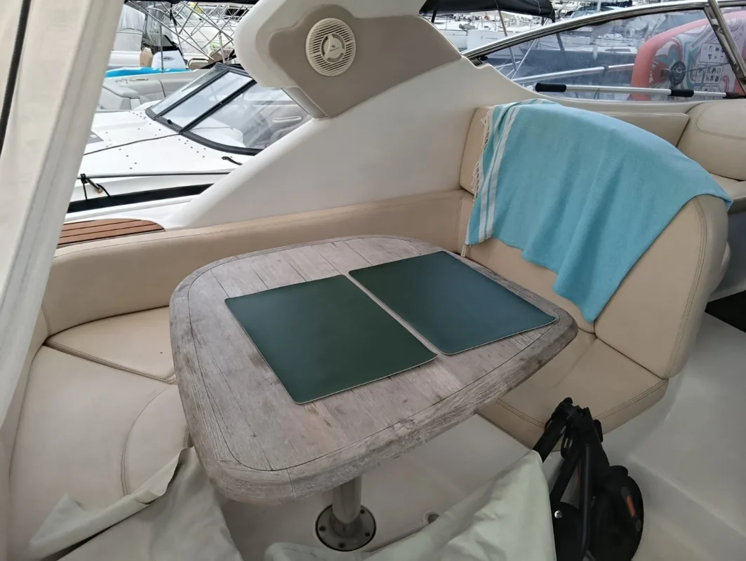 Sessa C30 2007 cockpit avec table et banquette en U