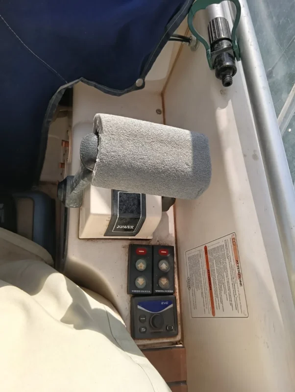 Sessa C30 2007 commandes Volvo Penta EVC et trims