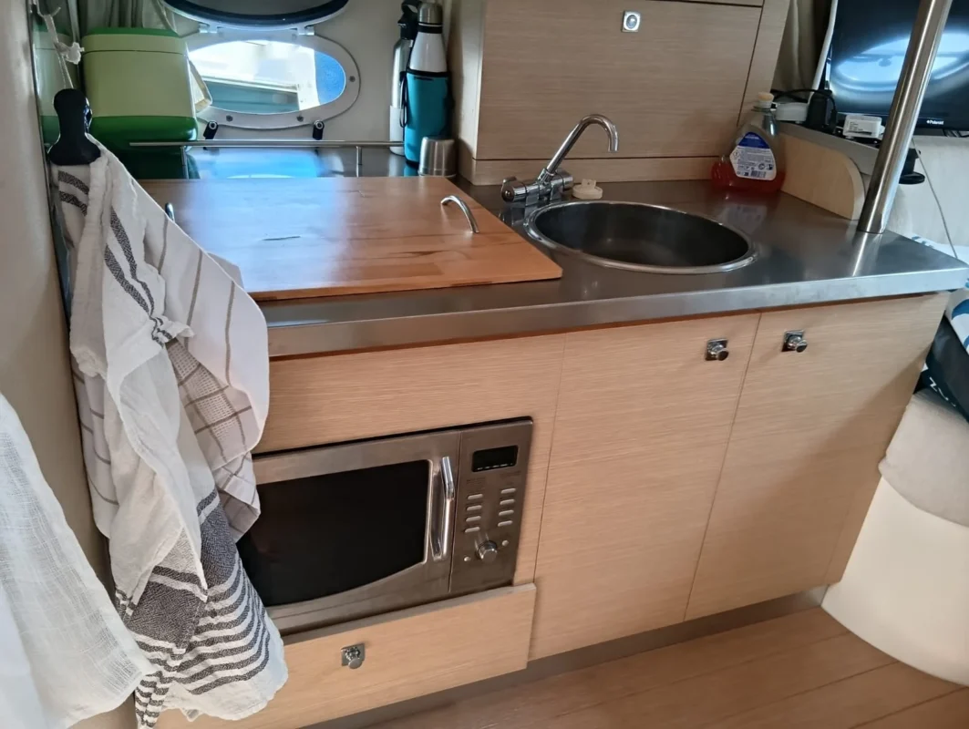 Sessa C30 2007 cuisine avec micro-ondes et plan de travail