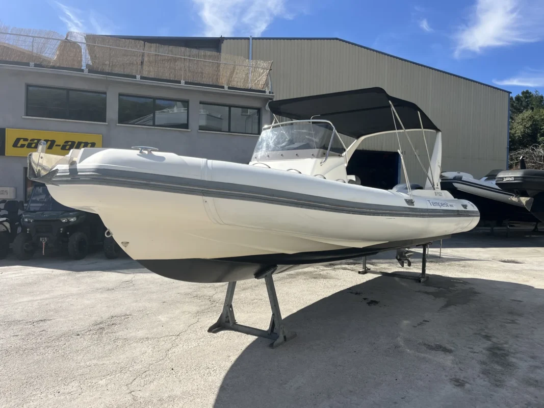 Capelli Tempest 800 - bateau à moteur
