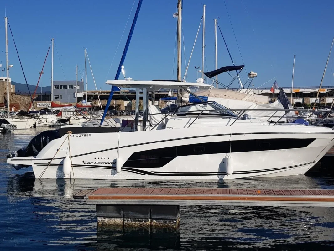 Jeanneau Cap Camarat 10.5 WA 2021 cockpit