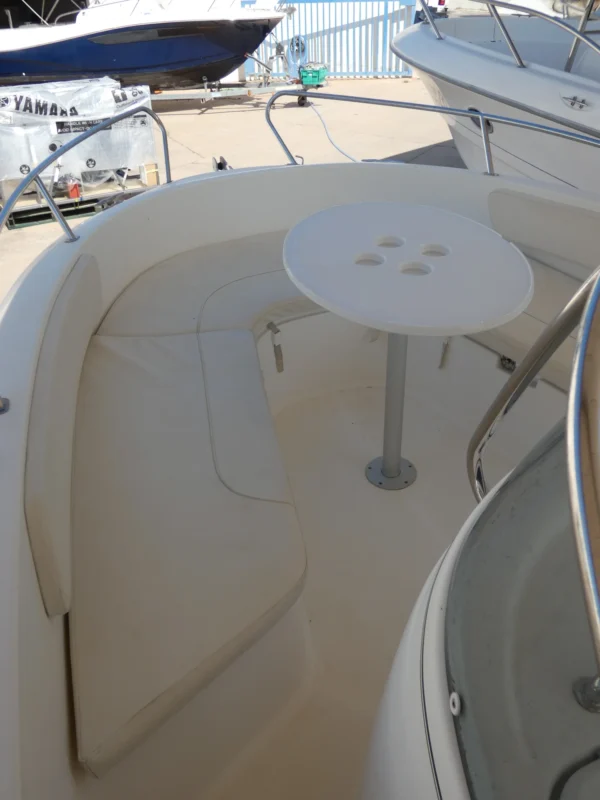 Jeanneau Cap Camarat 625 WA poste de pilotage