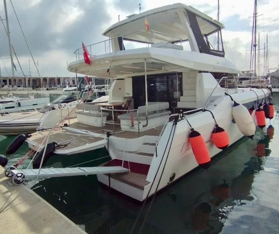 Leopard 53 Powercat 2024 vue 5
