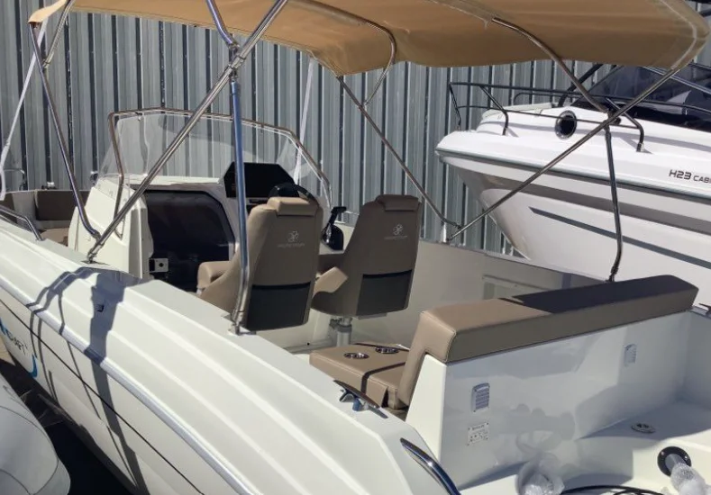 Pacific Craft 695 Open Trendy 2026 cockpit arrière et banquette