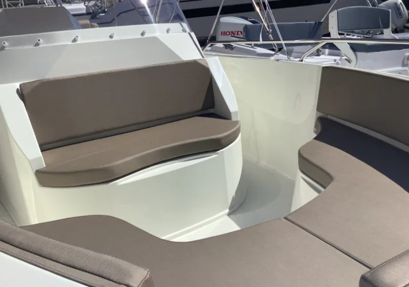 Pacific Craft 695 Open Trendy 2026 cockpit avant et sellerie taupe