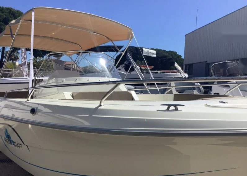 Pacific Craft 695 Open Trendy 2026 vue d'ensemble proue et bimini