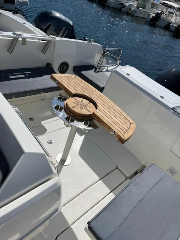 Parker 660 Open 2022 poste de pilotage