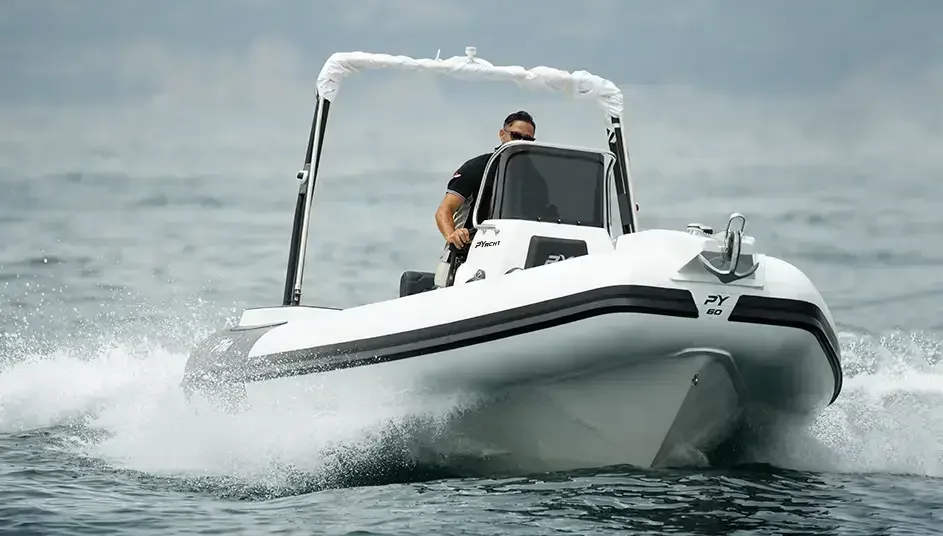 Semi-rigide PY Yacht PY60 neuf navigation trois quarts