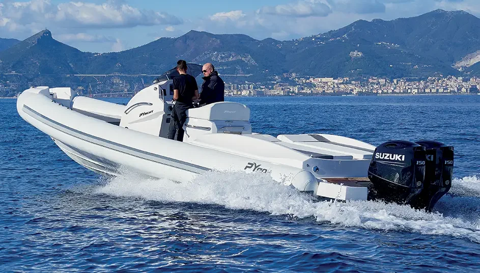 Semi-rigide PY Yacht PY90 neuf navigation trois quarts