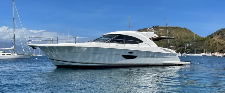 Riviera 4400 Sport Yacht