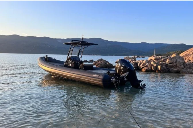 Sea Water Smeralda 250 à 59 000 € TTC : le semi-rigide noir qui joue la carte Costa Smeralda
